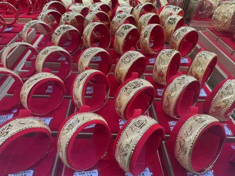  贵金属价格剧烈震荡，多家银行调整代理业务；投资者需警惕风险。 股票财经 贵金属价格剧烈震荡，多家银行调整代理业务；投资者需警惕风险。 股票财经