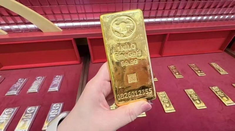  贵金属价格剧烈震荡，多家银行调整代理业务；投资者需警惕风险。 股票财经 贵金属价格剧烈震荡，多家银行调整代理业务；投资者需警惕风险。 股票财经