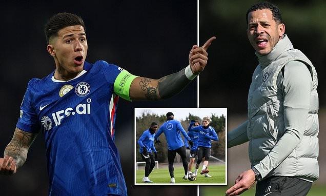  切尔西低潮期，主帅罗塞尼尔独守基地；球员休整，他痛定思痛三败复盘。 体育新闻 切尔西低潮期，主帅罗塞尼尔独守基地；球员休整，他痛定思痛三败复盘。 体育新闻 切尔西低潮期，主帅罗塞尼尔独守基地；球员休整，他痛定思痛三败复盘。 体育新闻