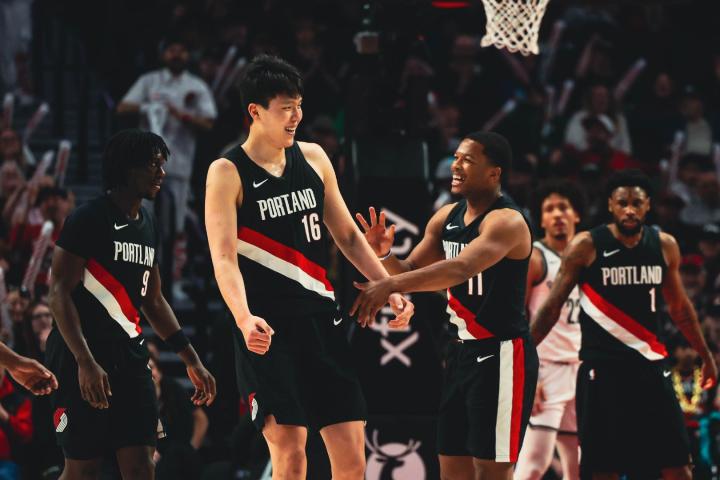  年轻中锋迎来实战检验；末节替补登场贡献积极；开拓者主场大胜收获信心。 体育新闻